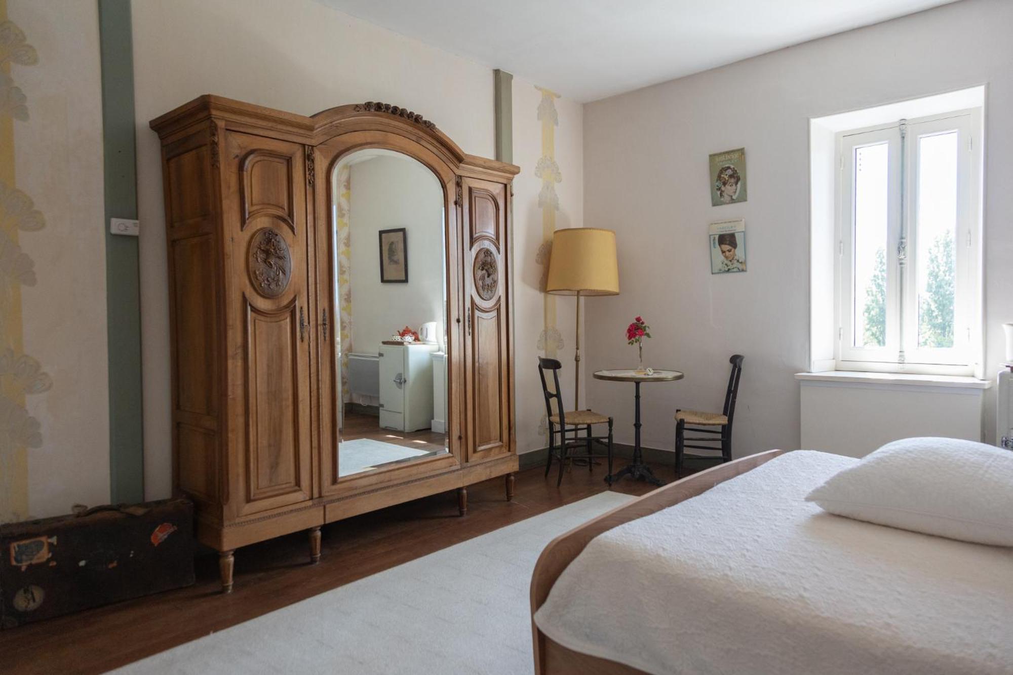 Le Domaine Du Meunier Hotell Mortagne-sur-Gironde Exteriör bild